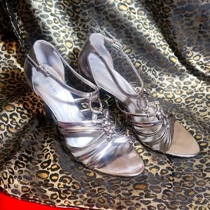 TAHARI Metallic Heels